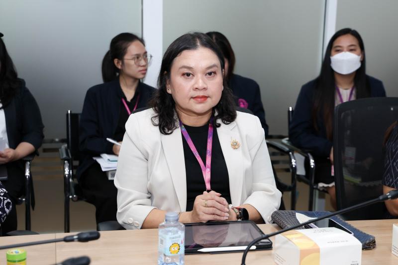 นางเตือนใจ คงสมบั�