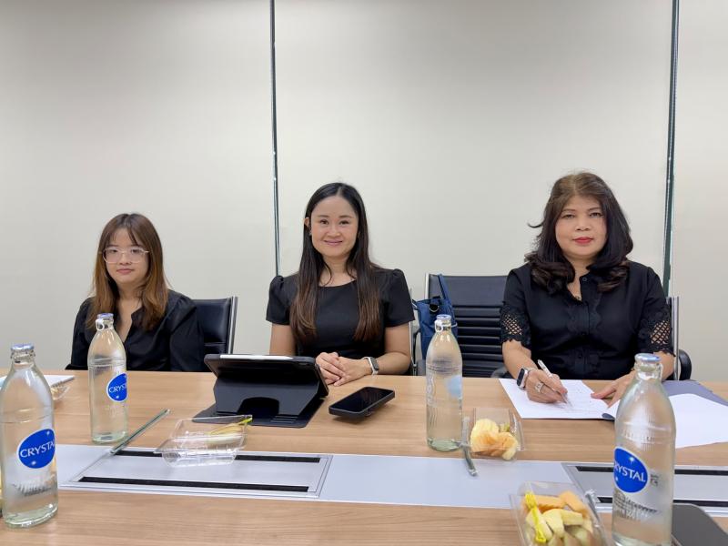 นางสาวนภาพร เมฆาผ�