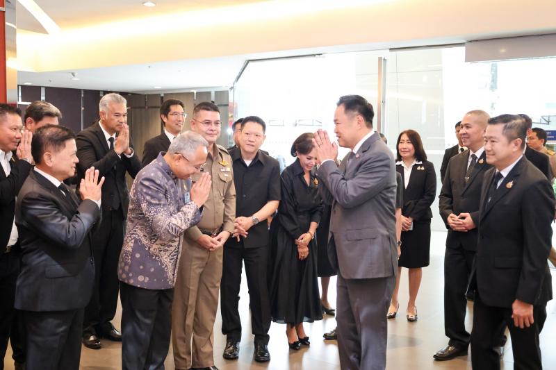 ปลัด พม. รับโล่เกี�