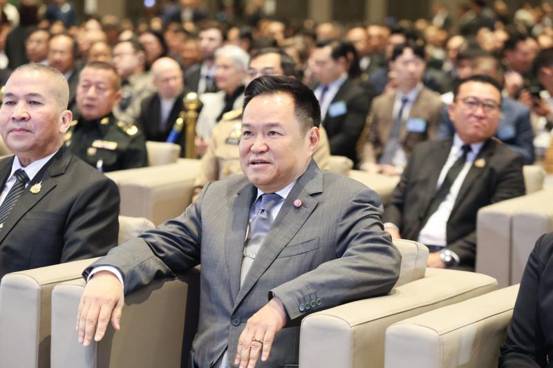 ปลัด พม. รับโล่เกี�