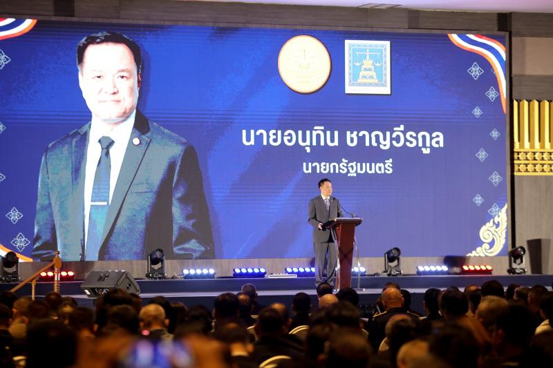 ปลัด พม. รับโล่เกี�