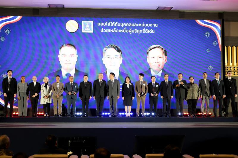 ปลัด พม. รับโล่เกี�