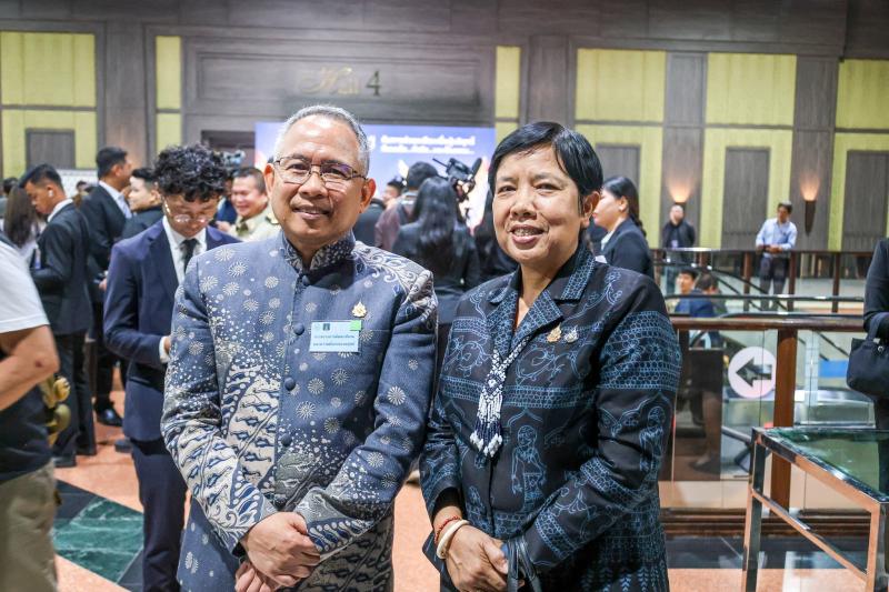 ปลัด พม. รับโล่เกี�