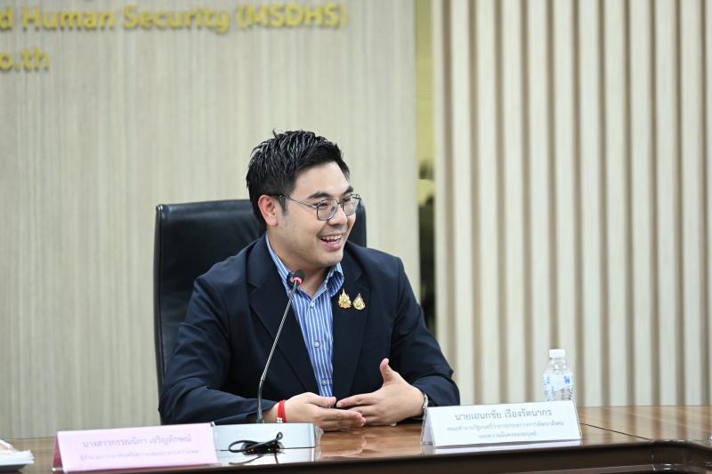 นายเอนกชัย เรืองร�
