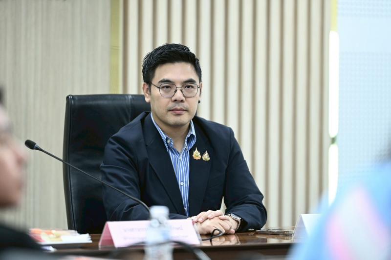 นายเอนกชัย เรืองร�