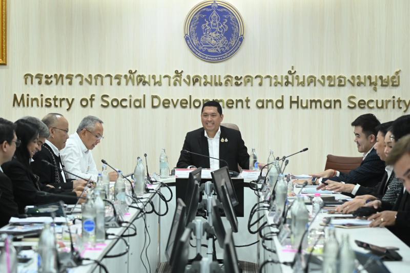 รมว.พม. เป็นประธาน�