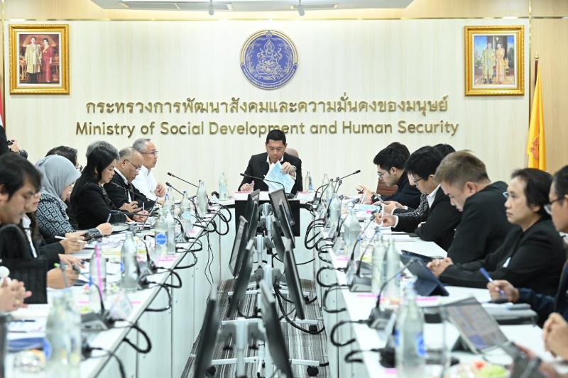 รมว.พม. เป็นประธาน�
