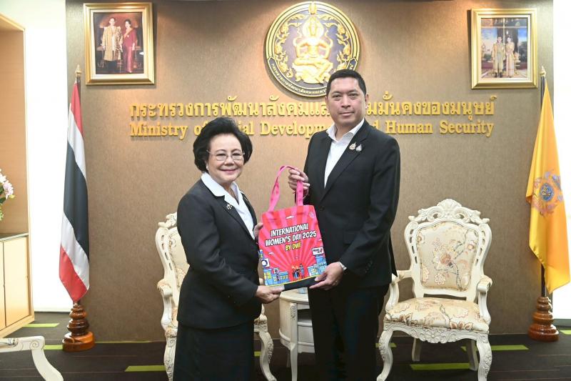 รมว.พม. ให้การต้อน�