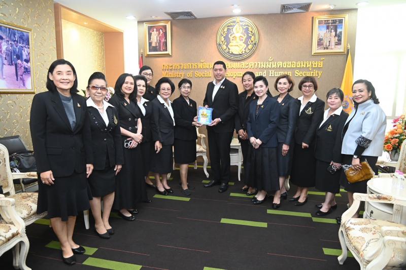รมว.พม. ให้การต้อน�