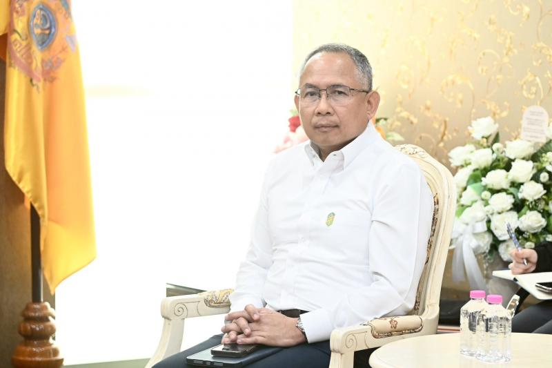 รมว.พม. ให้การต้อน�