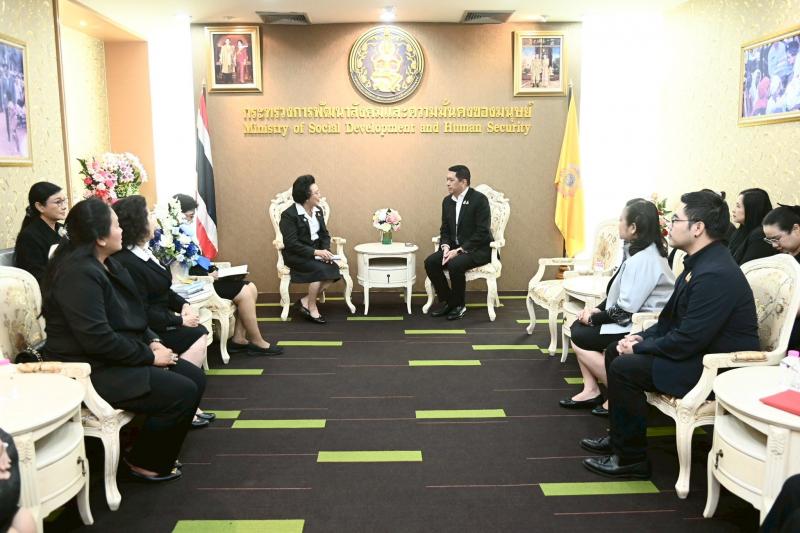 รมว.พม. ให้การต้อน�