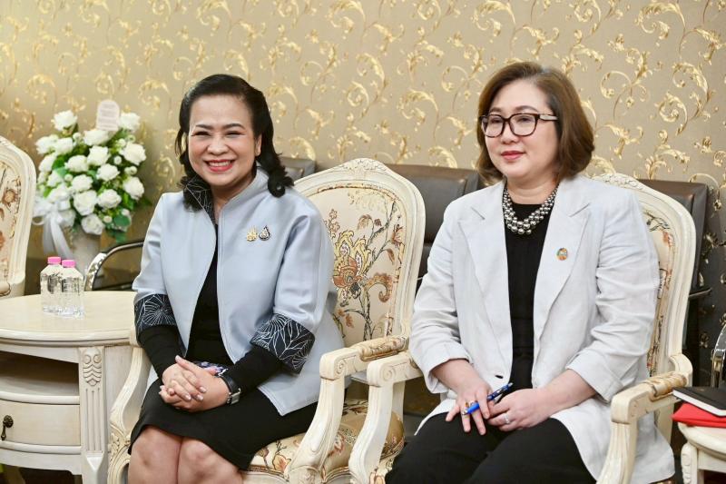 รมว.พม. ให้การต้อน�