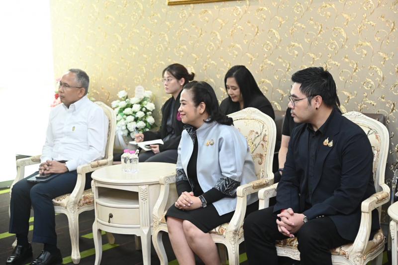 รมว.พม. ให้การต้อน�