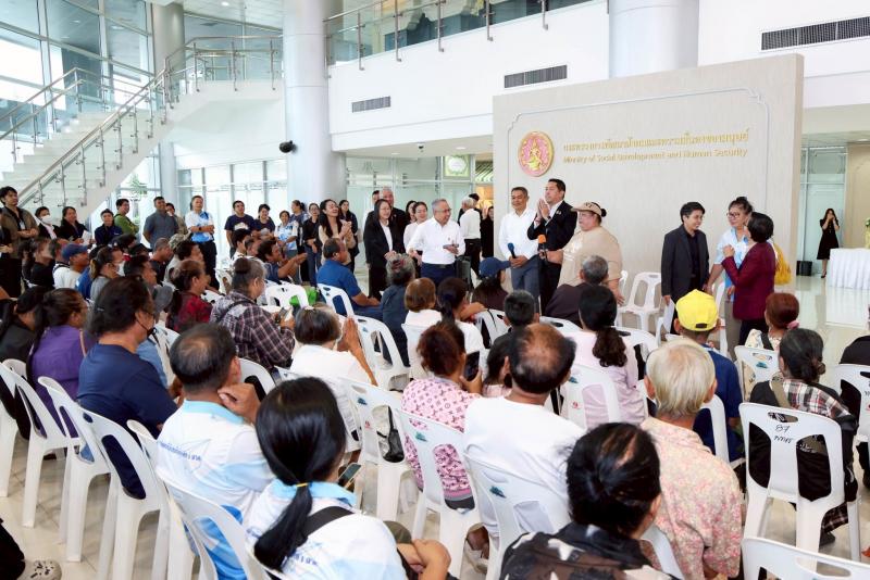 รมว.พม. ให้ขบวนคนจ�