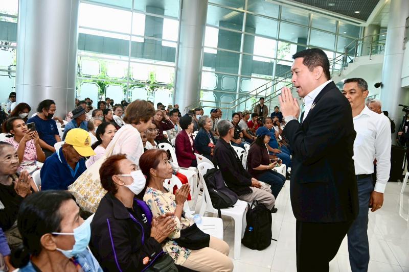 รมว.พม. ให้ขบวนคนจ�