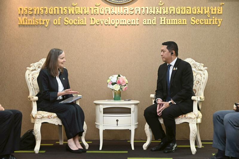 รมว.พม. ให้การต้อน�