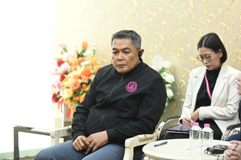 รมว.พม. ให้การต้อน�