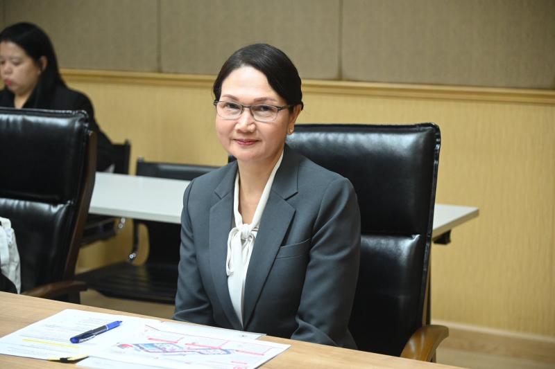 รมว.พม. ให้นางสาวส�