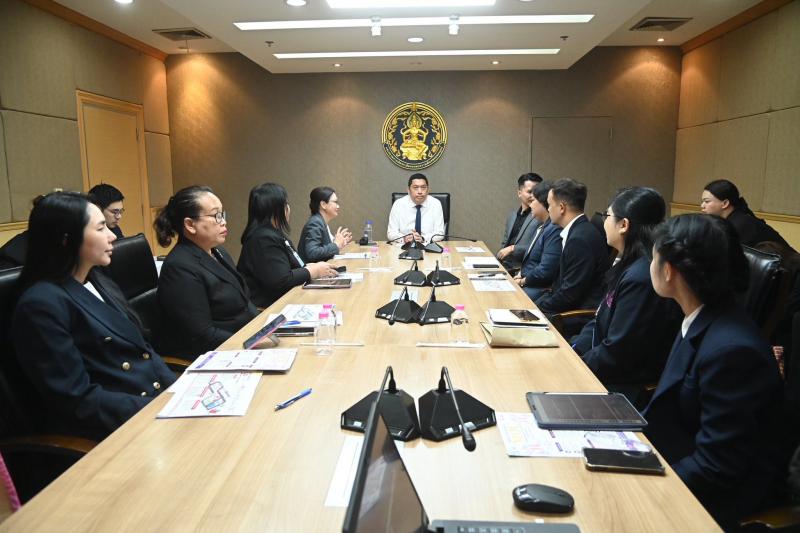 รมว.พม. ให้นางสาวส�