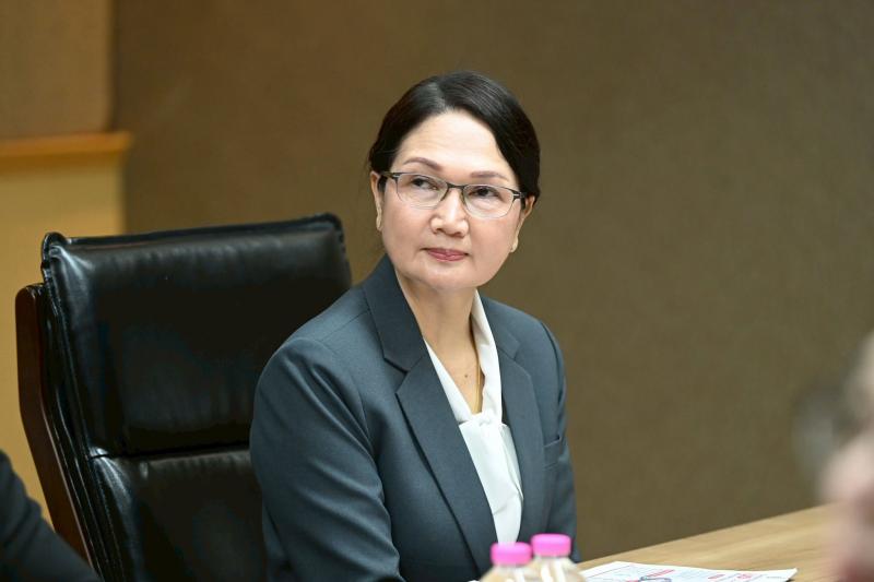 รมว.พม. ให้นางสาวส�