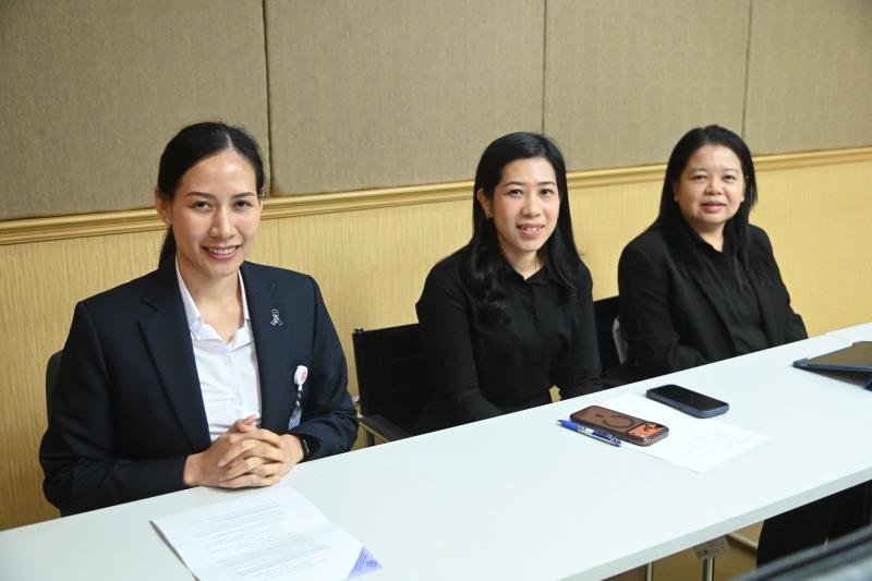 รมว.พม. ให้นางสาวส�