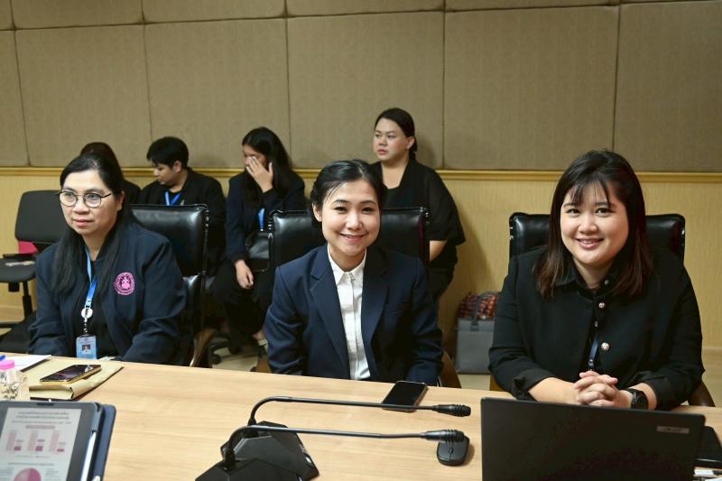 รมว.พม. ให้นางสาวส�