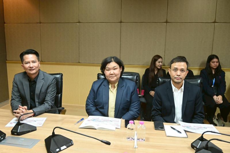รมว.พม. ให้นางสาวส�