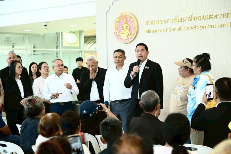 ขบวนคนจนฯ บุก พม. ย�