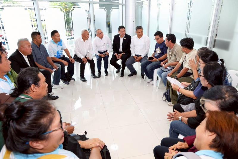 ขบวนคนจนฯ บุก พม. ย�