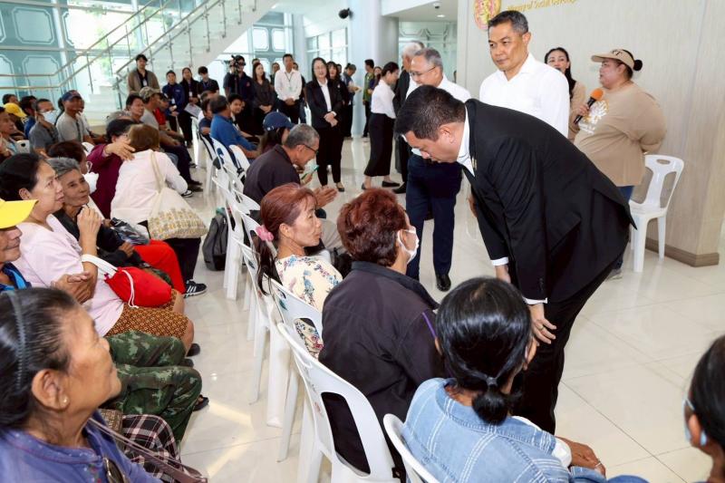 ขบวนคนจนฯ บุก พม. ย�