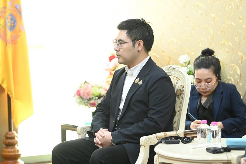 รมว.พม. ให้การต้อน�