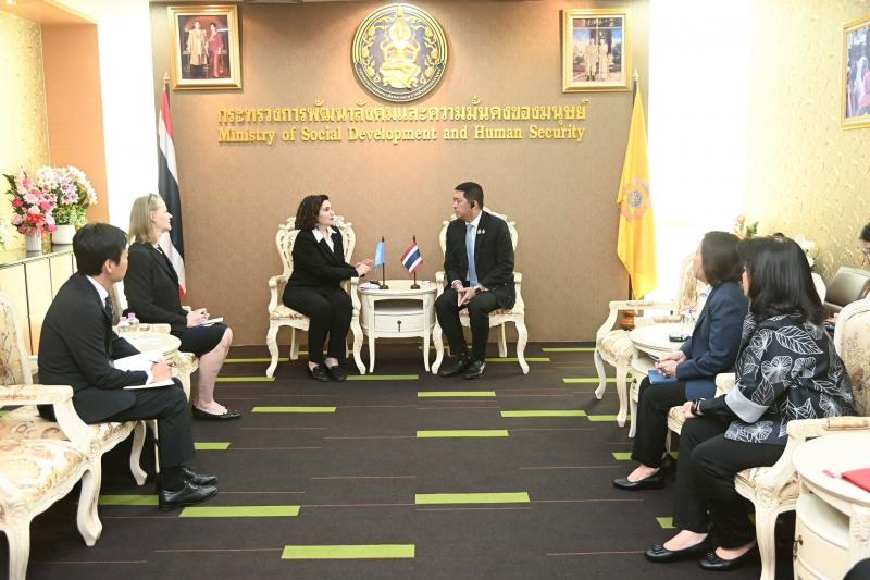 รมว.พม. ให้การต้อน�