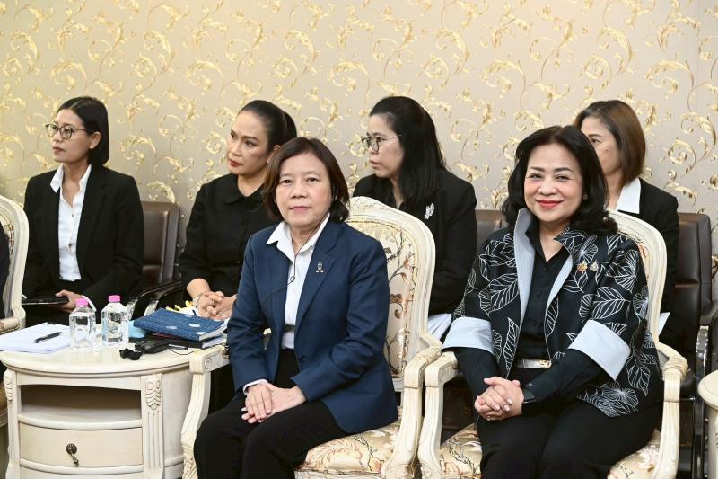 รมว.พม. ให้การต้อน�