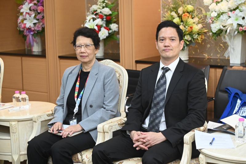 รมว.พม. ให้การต้อน�