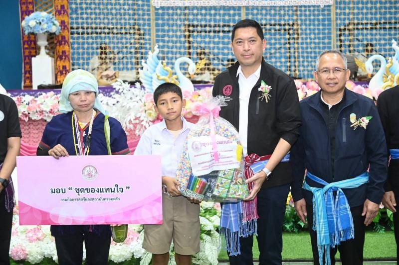 "นิกร" รมว.พม. เร�