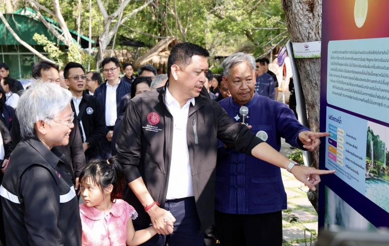 รมว.พม. ลงพื้นที่จ�