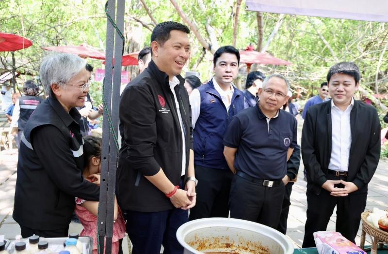 รมว.พม. ลงพื้นที่จ�
