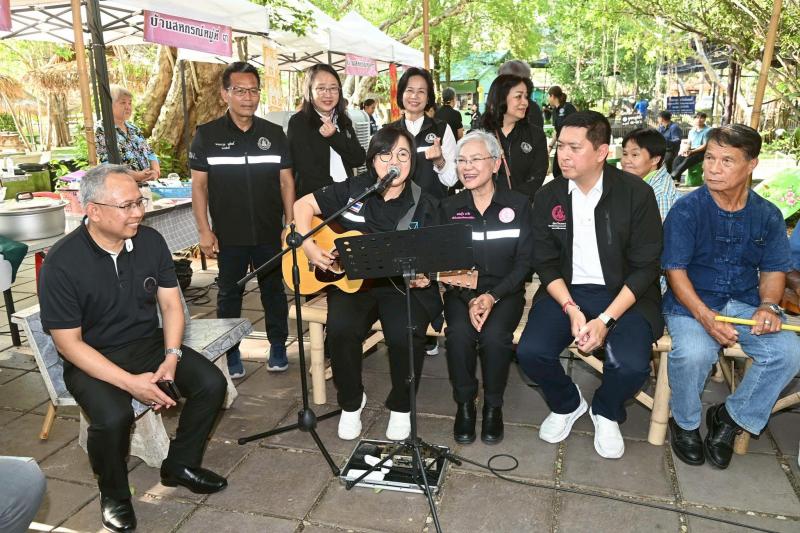 รมว.พม. ลงพื้นที่จ�
