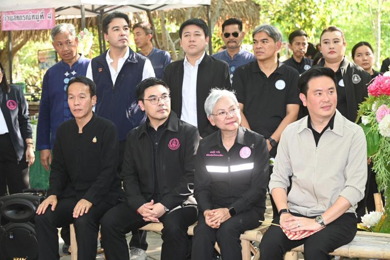 รมว.พม. ลงพื้นที่จ�