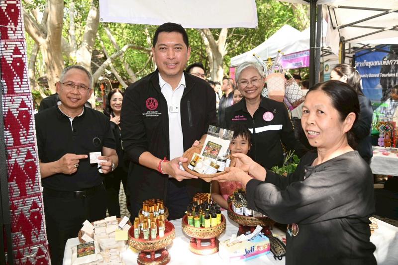 รมว.พม. ลงพื้นที่จ�