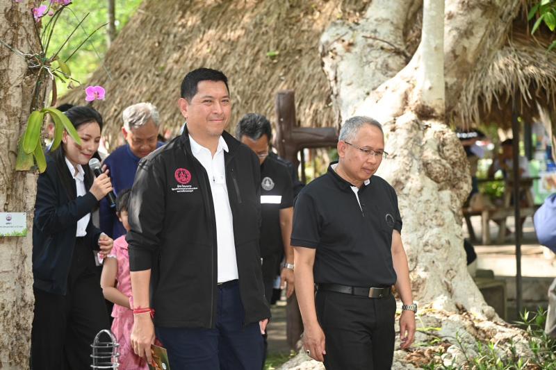 รมว.พม. ลงพื้นที่จ�