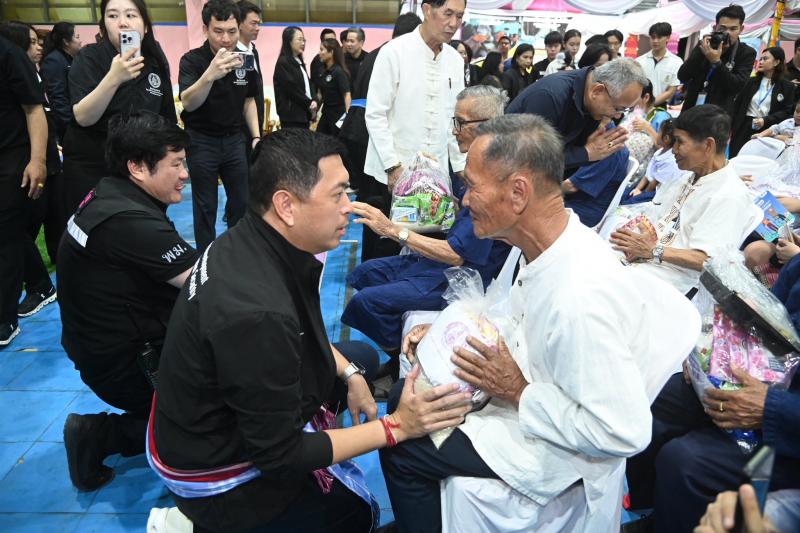 รมว.พม. ลงพื้นที่จ�