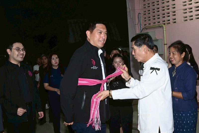 รมว.พม. ลงพื้นที่จ�