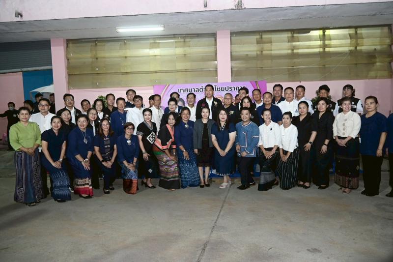 รมว.พม. ลงพื้นที่จ�