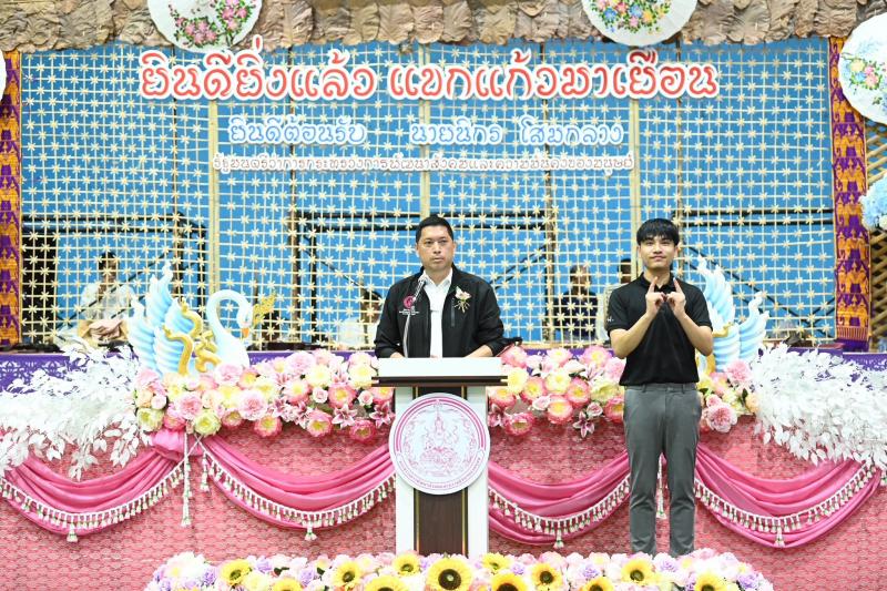 รมว.พม. ลงพื้นที่จ�