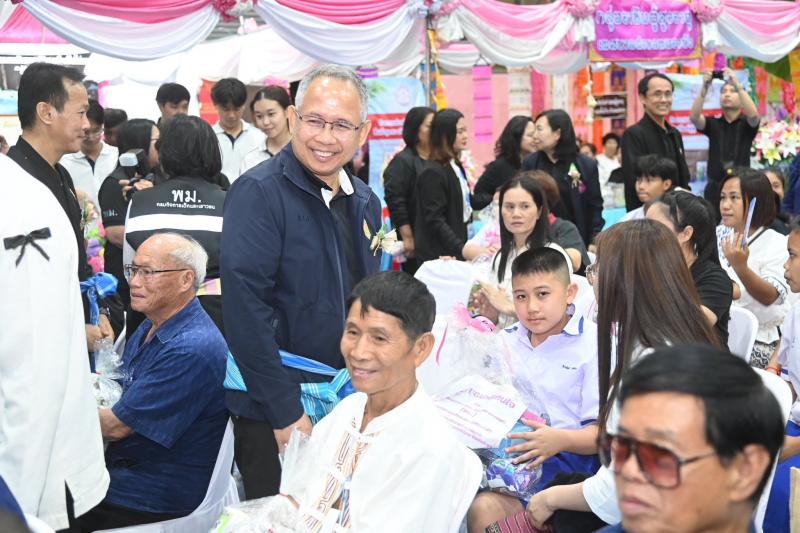 รมว.พม. ลงพื้นที่จ�