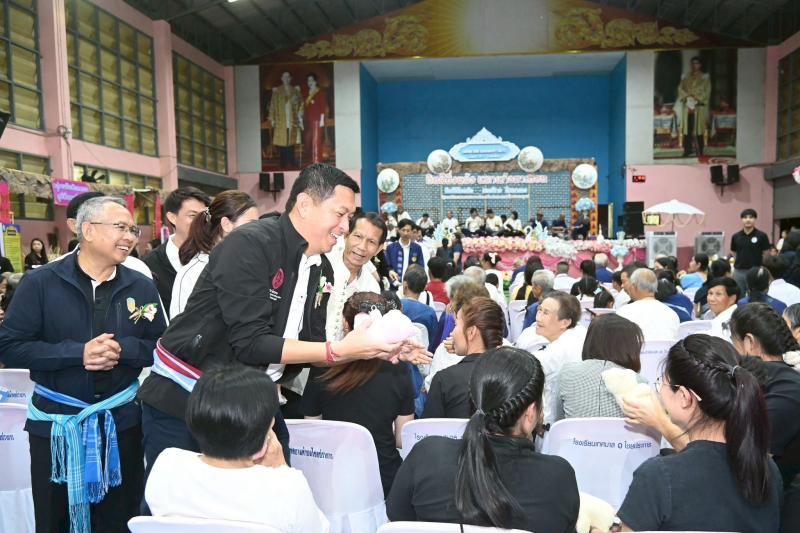 รมว.พม. ลงพื้นที่จ�