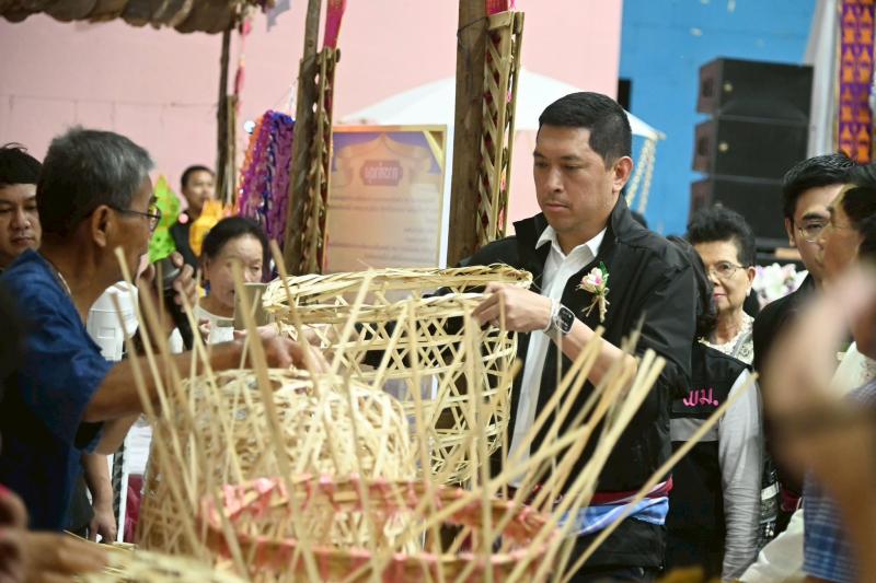 รมว.พม. ลงพื้นที่จ�