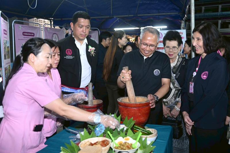 รมว.พม. ลงพื้นที่จ�