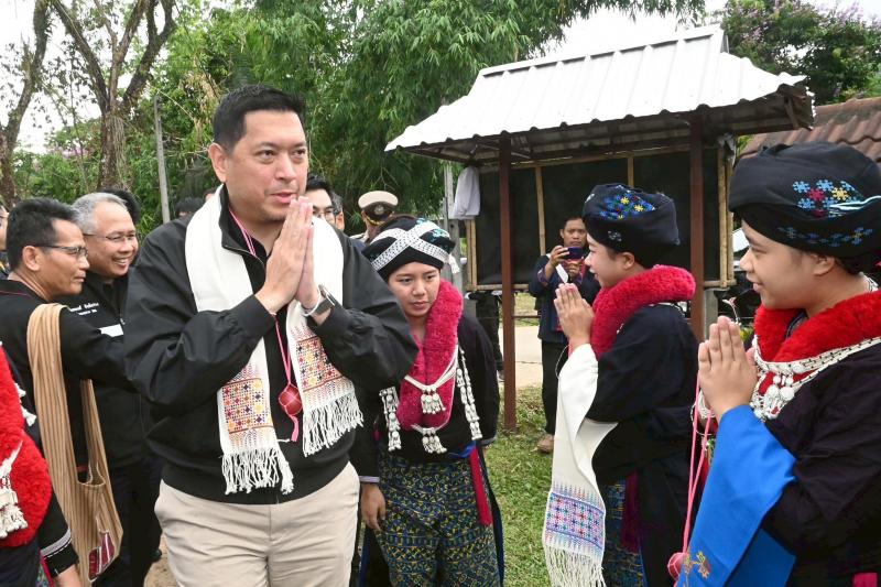 รมว.พม. ลงพื้นที่จ�